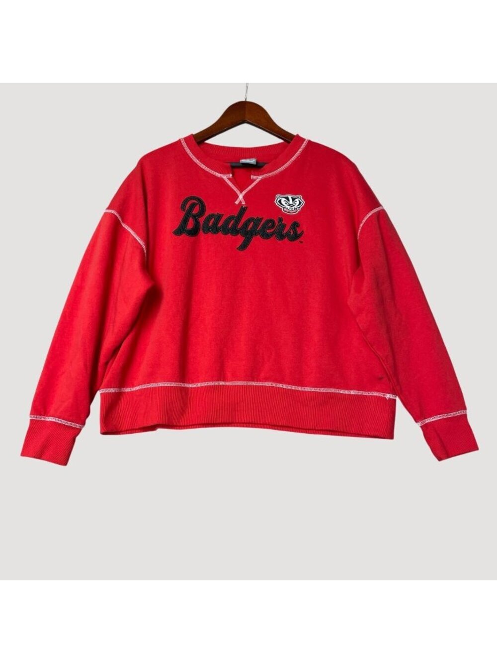 Women's Size XL Red Wisconsin Badgers Sweatshirt Crew neck Slit  e1754